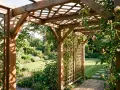 Holzpergola mit Kletterrosen und Glyzinien, die den Garten umrahmen. Die Pergola Bedeutung als romantischer Rückzugsort im Grünen.