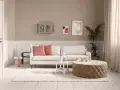 Gemütliches Wohnzimmer mit beigem Teppich und Hocker. Hier siehst du, wie man beige mit anderen Farben mischt.