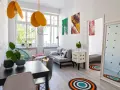 Stilvolle einraumwohnung einrichten mit modernen Möbeln, Kunst und leuchtenden Akzenten.