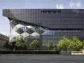 Der Axel Springer Neubau in Berlin mit seiner markanten Glasfassade und dunklen Außenhaut.