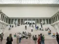 Besucher bestaunen die beeindruckende Architektur des Pergamonmuseums, während die Sanierung im Gange ist.