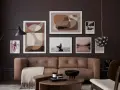 Braune und beige Töne passen wunderbar zu Schwarz. Ein stilvolles Wohnzimmer mit brauner Ledercouch, Kunstwerken und einem Couchtisch.