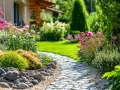 Ein geschwungener Steinweg führt durch einen blühenden Garten. Perfekt, um Ideen für das **Garten umgestalten** zu sammeln.