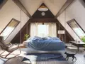 Schlafzimmer im Dachgeschoss: Hängendes Bett, Schaukelstuhl und Fenster. Tolle Ideen für niedrigen Dachboden ausbauen!