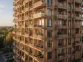 Ein Hochhaus aus Holz, das **nachhaltige Architektur** verkörpert. Viele Balkone mit Pflanzen schmücken die Fassade.
