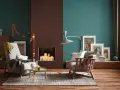 Gemütliches Wohnzimmer: Holz und Farben kombinieren. Zwei Sessel, Kamin mit Kerzen, Bilder und eine Lampe.