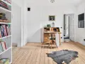 Ein heller Raum mit Bücherregalen, einem antiken Schreibtisch und Pflanzen. Perfekt für ausmisten tipps, um Ordnung zu schaffen.