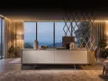 Stilvolles Sideboard dekorieren mit Vasen, Büchern und einer Sanduhr. Ein eleganter Raum mit großen Fenstern und gemütlicher Beleuchtung.