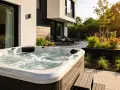 Ein sprudelndes **Jacuzzi** im Garten, umgeben von Blumen und moderner Architektur. Entspannung pur nach einem langen Tag.