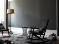 Stilvolles Wohnzimmer mit dunkler wand schwarz streichen Idee. Schwarzer Schaukelstuhl, Sessel, Stehlampe und Teppich.