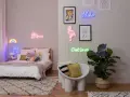 Gemütliches Schlafzimmer mit bunten Neonschildern wie "follow your dreams" und einem Flamingo. Tolle ästhetische Zimmer Ideen für eine inspirierende Atmosphäre.
