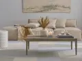 Gemütliches, **ästhetisches Zimmer** mit beigem Sofa, Holztisch, Kerzen und Deko.