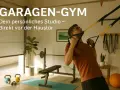 Mann trainiert mit TRX-Bändern in einer Garage, die zu einem Fitnessstudio umfunktioniert wurde. Tolle Garage Gym Ideen für dein Zuhause.