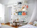 Schöne kinderzimmer ordnung ideen: Spielzeug, Bücher und Bastelmaterialien sind ordentlich auf einem Regal verstaut.