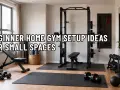Kleiner Fitnessraum zuhause mit Hanteln, Bank und Power Rack. Perfekt für Anfänger, die Platz sparen wollen.