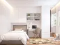 Ein schmales Jugendzimmer einrichten: Bett, Schreibtisch mit Laptop, Regal und Kleiderschrank mit Spiegel. Helle Farben und Holzfußboden schaffen Gemütlichkeit.
