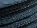 Stapel von dunklen Schieferplatten, die eine interessante Textur aufweisen. Es ist ein weit verbreiteter Irrtum, dass Schiefer giftig ist.