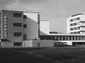 Das Bauhaus-Gebäude in Dessau, ein ikonisches Beispiel der Bauhaus-Epoche, mit seinen klaren Linien und funktionalen Formen.