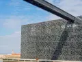 Das MuCEM Marseille mit seiner faszinierenden Gitterfassade, die wie ein Netz wirkt, ragt am Hafen auf.