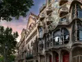 Fassade der Casa Batlló in Barcelona, ein Meisterwerk der Jugendstil Architektur mit organischen Formen und bunten Mosaiken.