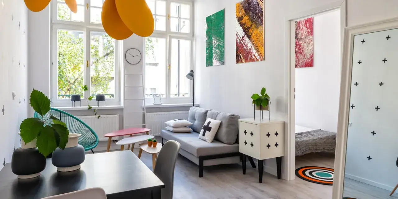 Stilvolle einraumwohnung einrichten mit modernen Möbeln, Kunst und leuchtenden Akzenten.