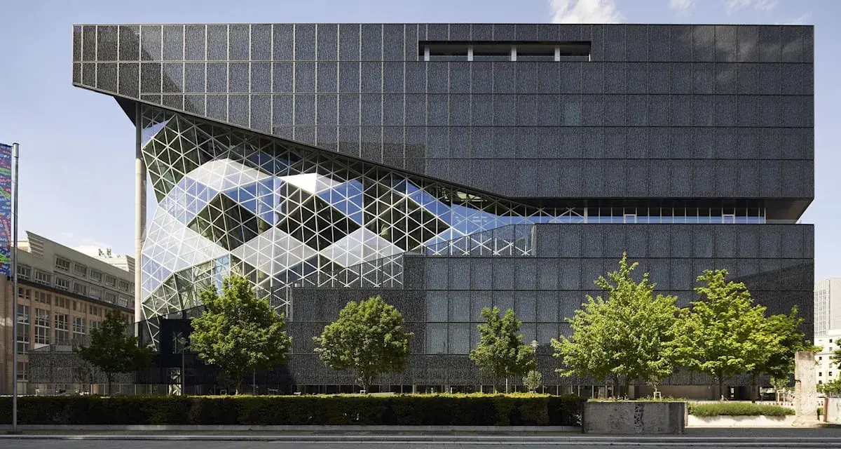 Der Axel Springer Neubau in Berlin mit seiner markanten Glasfassade und dunklen Außenhaut.