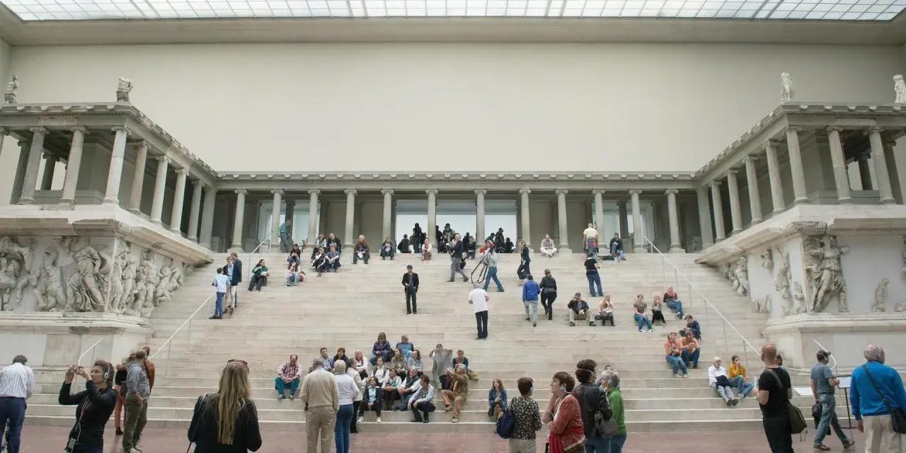 Besucher bestaunen die beeindruckende Architektur des Pergamonmuseums, während die Sanierung im Gange ist.
