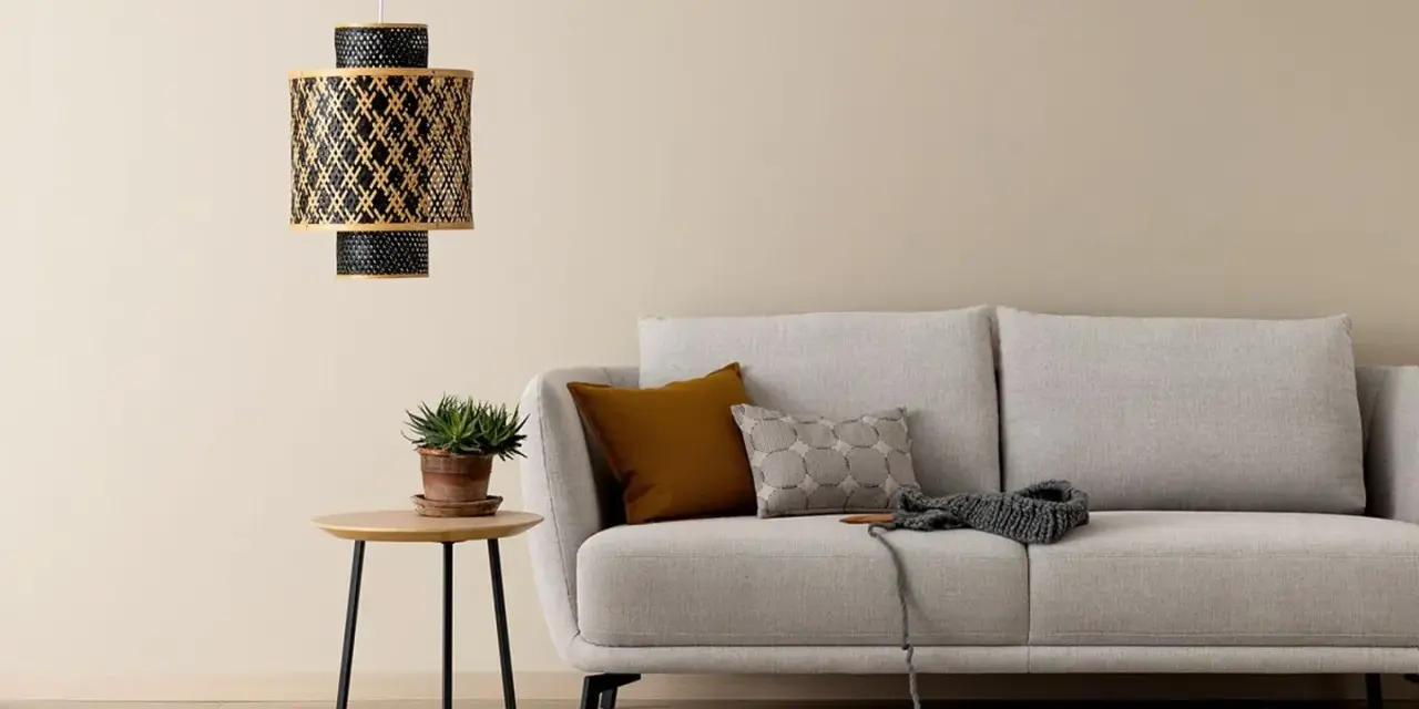 Gemütliches Wohnzimmer: Ein beiger Teppich und ein graues Sofa laden zum Entspannen ein. Beige und grau kombinieren wohnen stilvoll.