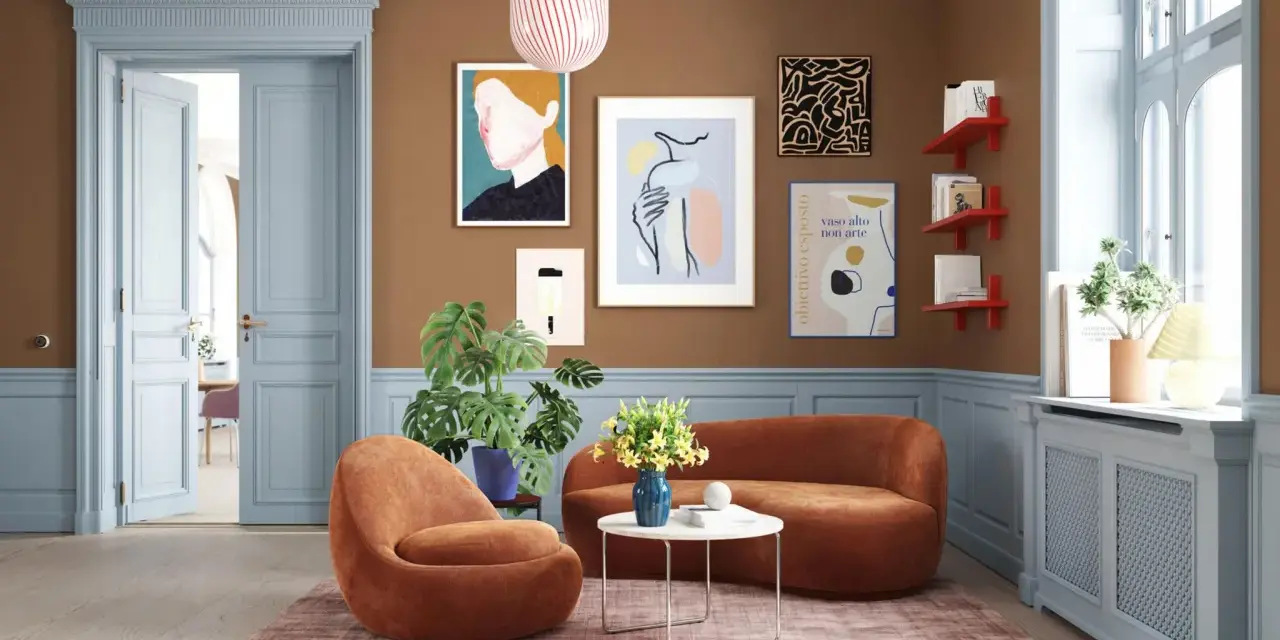 Ein Wohnzimmer mit braunen Wänden, hellblauen Türen und Akzenten. Welche Farbe passt zu Beige und Braun? Hier: Orange Möbel und ein rosa Teppich.