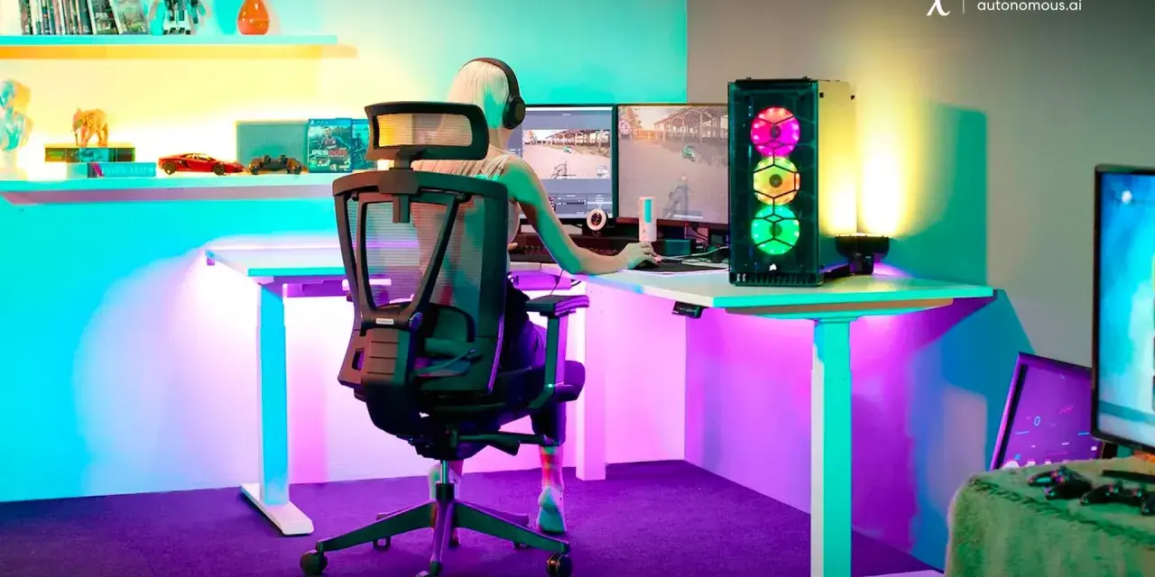 Kleine Gaming-Zimmer-Ideen: Ein Spieler genießt bunte Beleuchtung und zwei Monitore.