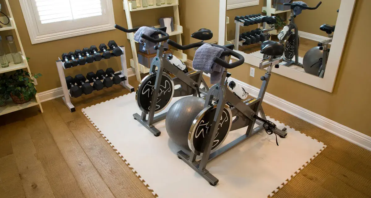 Zwei Heimtrainer, Hanteln und ein Gymnastikball – tolle home gym ideen für dein Workout zu Hause.