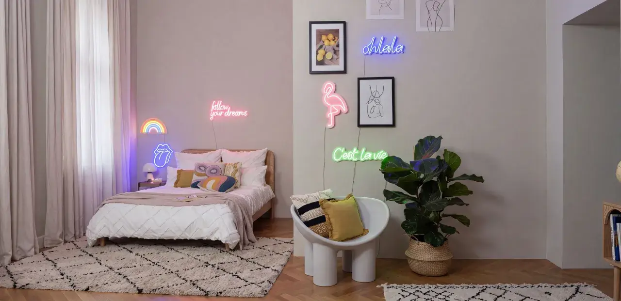 Gemütliches Schlafzimmer mit bunten Neonschildern wie "follow your dreams" und einem Flamingo. Tolle ästhetische Zimmer Ideen für eine inspirierende Atmosphäre.
