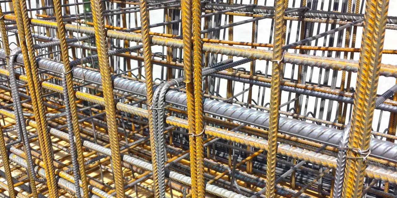 Stahlstäbe bilden ein dichtes Gitter. Die Betonbewehrung ist bereit für den Guss, ein starkes Fundament für zukünftige Bauwerke.