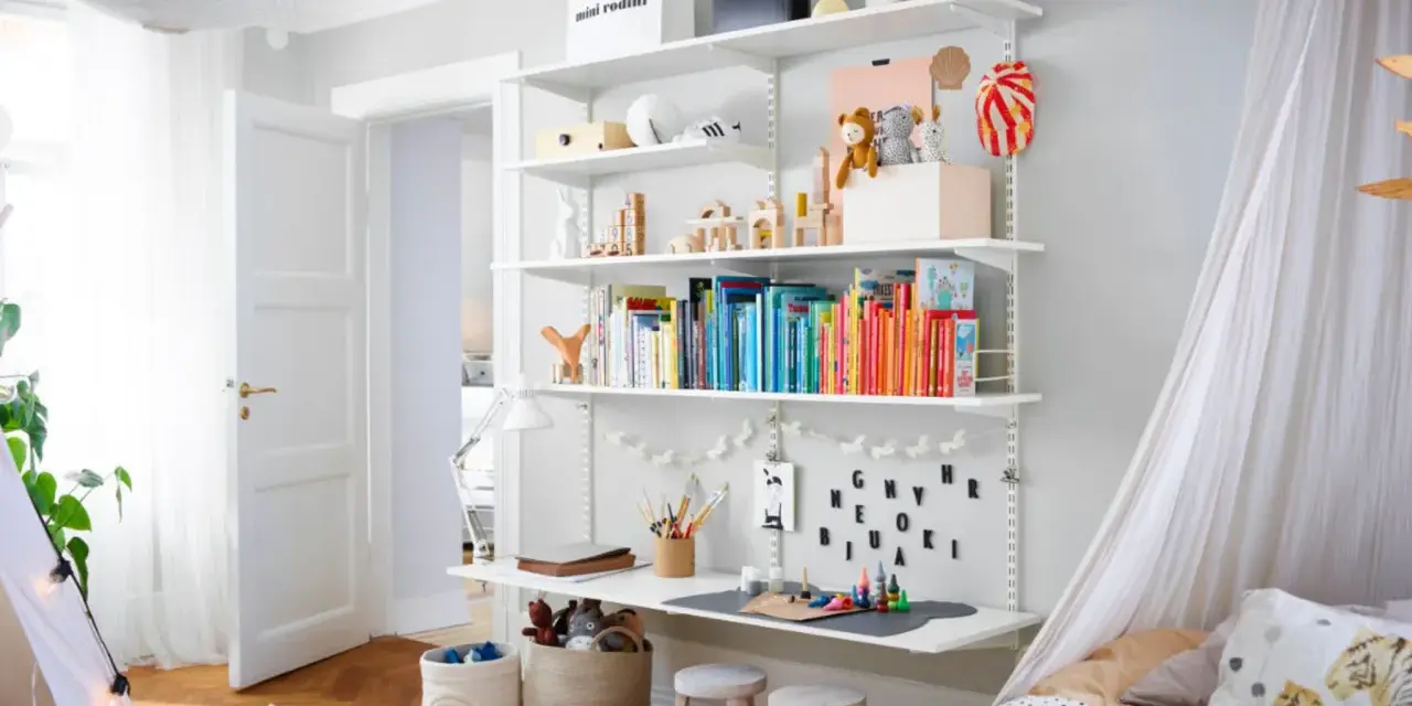 Schöne kinderzimmer ordnung ideen: Spielzeug, Bücher und Bastelmaterialien sind ordentlich auf einem Regal verstaut.