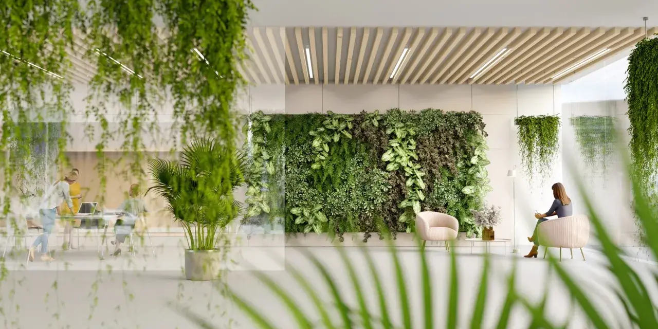 Ein Büro mit biophilem Design: Eine üppige grüne Wand und hängende Pflanzen schaffen eine beruhigende Atmosphäre. Menschen arbeiten und entspannen sich inmitten der Natur.