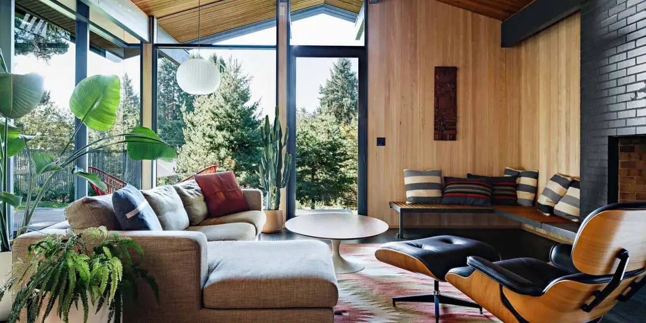 Gemütliches Wohnzimmer im **mid century modern** Stil mit großen Fenstern, Holzdecken und einer gemütlichen Sitzecke.