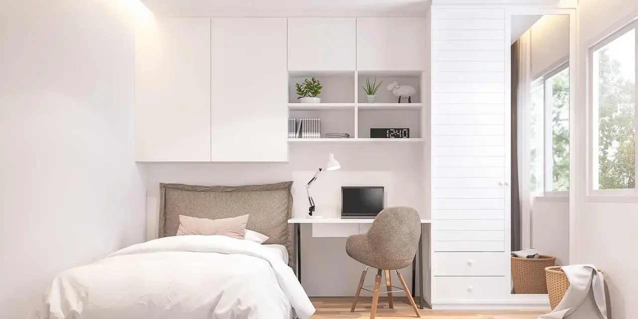 Ein schmales Jugendzimmer einrichten: Bett, Schreibtisch mit Laptop, Regal und Kleiderschrank mit Spiegel. Helle Farben und Holzfußboden schaffen Gemütlichkeit.