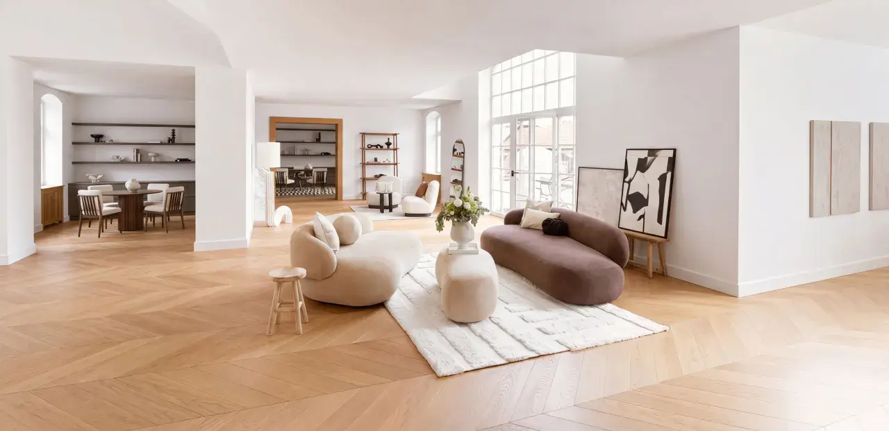 Ein helles Wohnzimmer mit organischen Sofas und einem Essbereich. Verschiedene einrichtungsstile arten werden hier modern interpretiert.