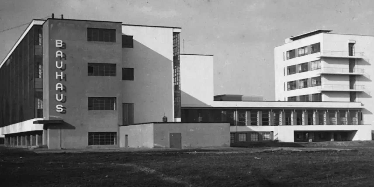 Das Bauhaus-Gebäude in Dessau, ein ikonisches Beispiel der Bauhaus-Epoche, mit seinen klaren Linien und funktionalen Formen.