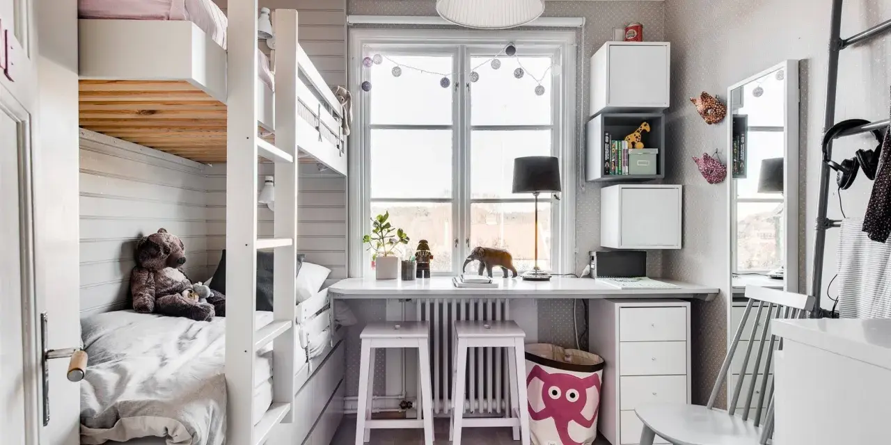 Schlafzimmer mit Etagenbett und Schreibtisch. Tolle kinderzimmer klein ideen für platzsparende Einrichtung.