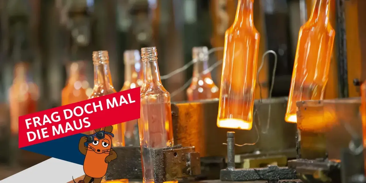 Glühende Glasflaschen in einer Fabrik. Die Maus fragt sich, wann wurde Glas erfunden?