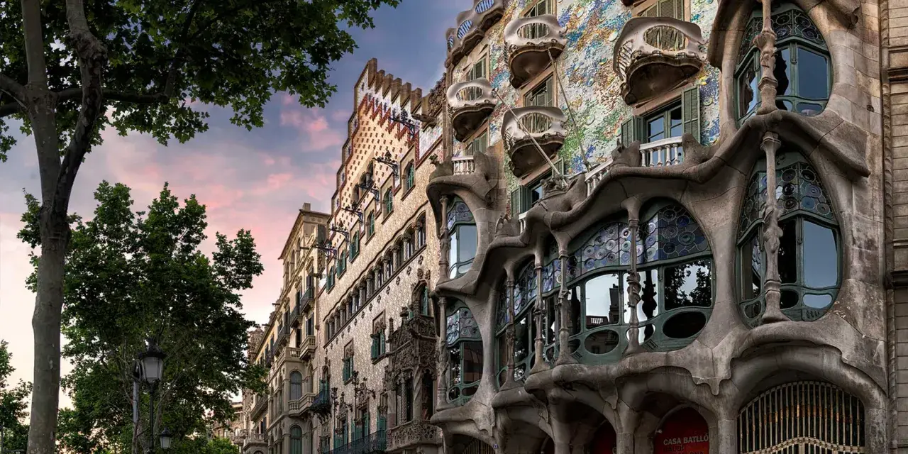 Fassade der Casa Batlló in Barcelona, ein Meisterwerk der Jugendstil Architektur mit organischen Formen und bunten Mosaiken.