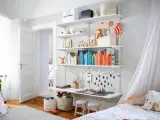 Schöne kinderzimmer ordnung ideen: Spielzeug, Bücher und Bastelmaterialien sind ordentlich auf einem Regal verstaut.