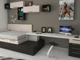 Modernes studentenzimmer einrichten: Bett mit Stauraum, Schreibtisch mit Computer und ein Bild eines galoppierenden Pferdes.