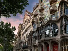 Fassade der Casa Batlló in Barcelona, ein Meisterwerk der Jugendstil Architektur mit organischen Formen und bunten Mosaiken.