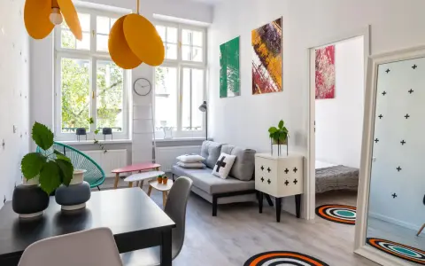 Stilvolle einraumwohnung einrichten mit modernen Möbeln, Kunst und leuchtenden Akzenten.