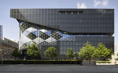 Der Axel Springer Neubau in Berlin mit seiner markanten Glasfassade und dunklen Außenhaut.