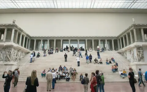 Besucher bestaunen die beeindruckende Architektur des Pergamonmuseums, während die Sanierung im Gange ist.
