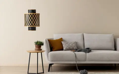 Gemütliches Wohnzimmer: Ein beiger Teppich und ein graues Sofa laden zum Entspannen ein. Beige und grau kombinieren wohnen stilvoll.