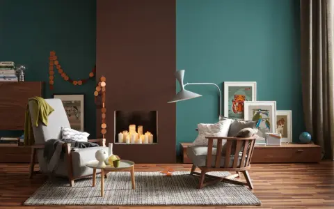Gemütliches Wohnzimmer: Holz und Farben kombinieren. Zwei Sessel, Kamin mit Kerzen, Bilder und eine Lampe.